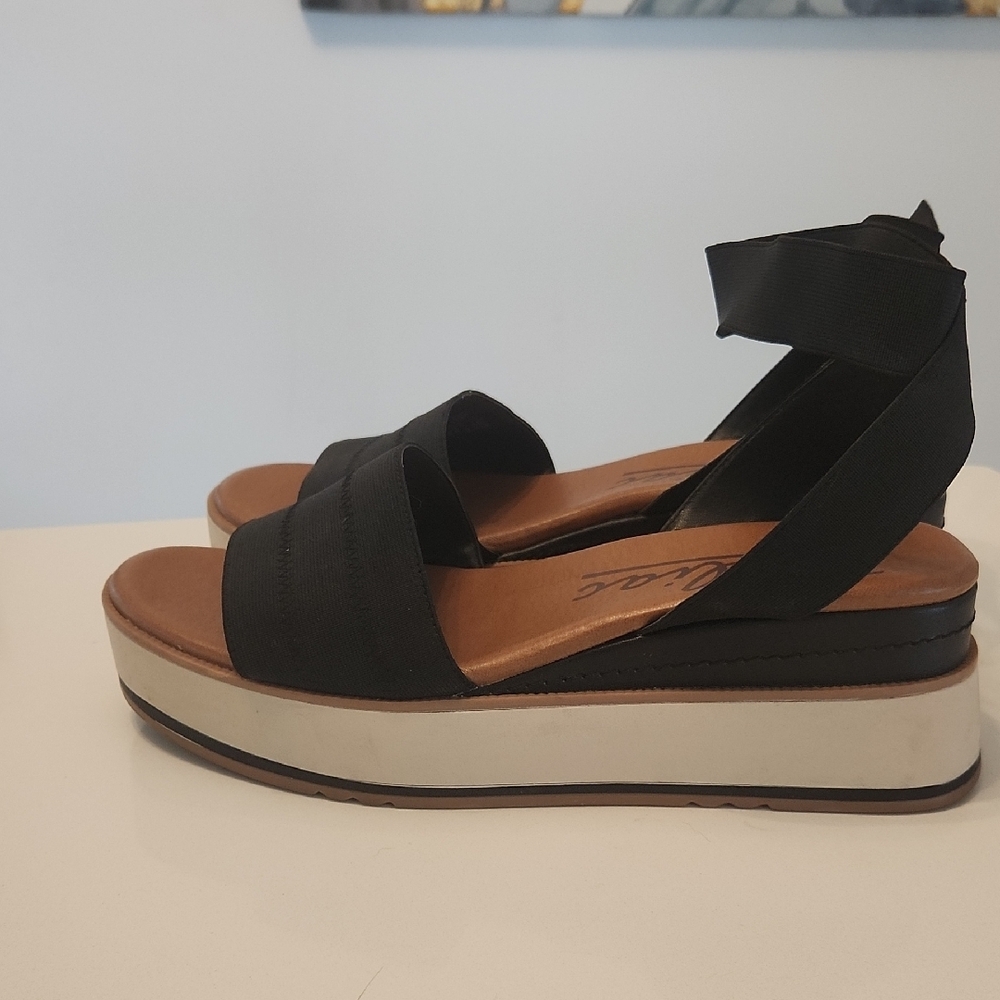 Zodiac Black and White Platform Sandals - Picture 4 of 6